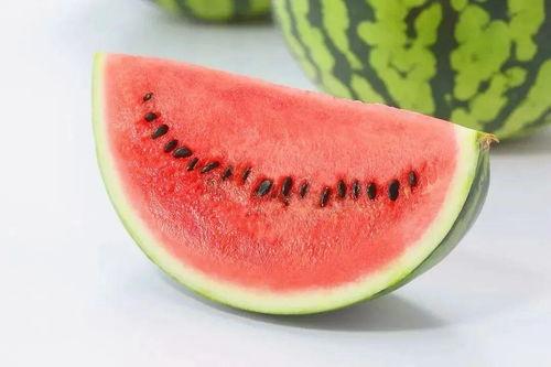 小朋友田间吃瓜,小朋友田间吃瓜的欢乐时光